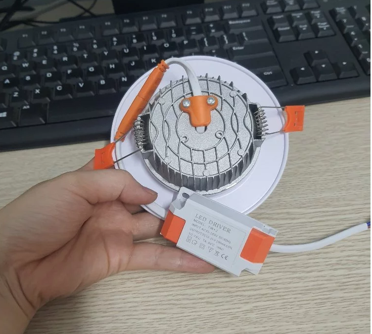 đèn led âm trần