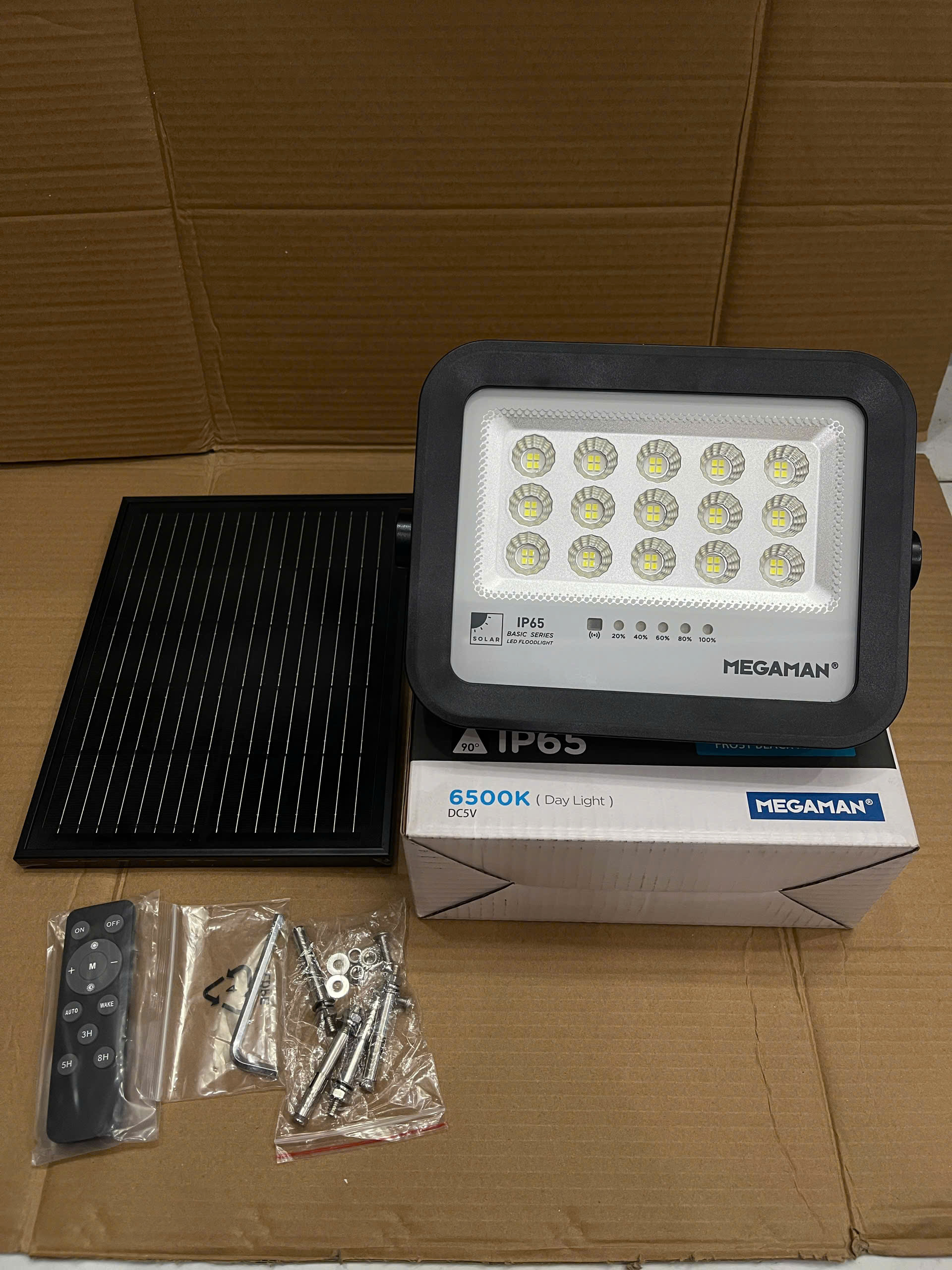 đèn pha năng lượng mặt trời megaman